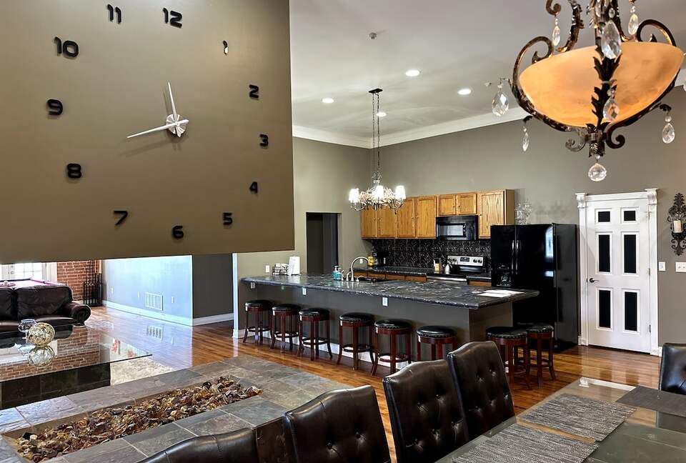 Dining & Kitchen Seats 20