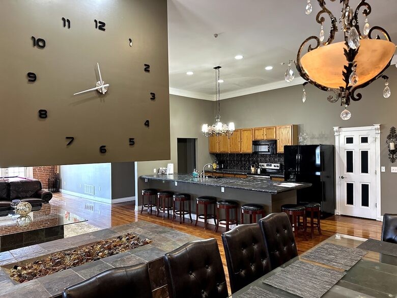 Dining & Kitchen Seats 20