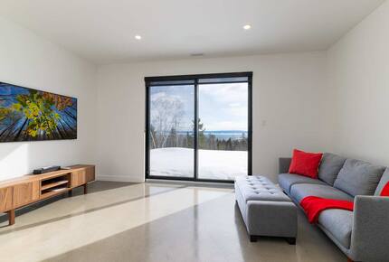 Elegant Riverfront Escape with Panoramic St. Lawrence Views - Les Éboulements, Canada