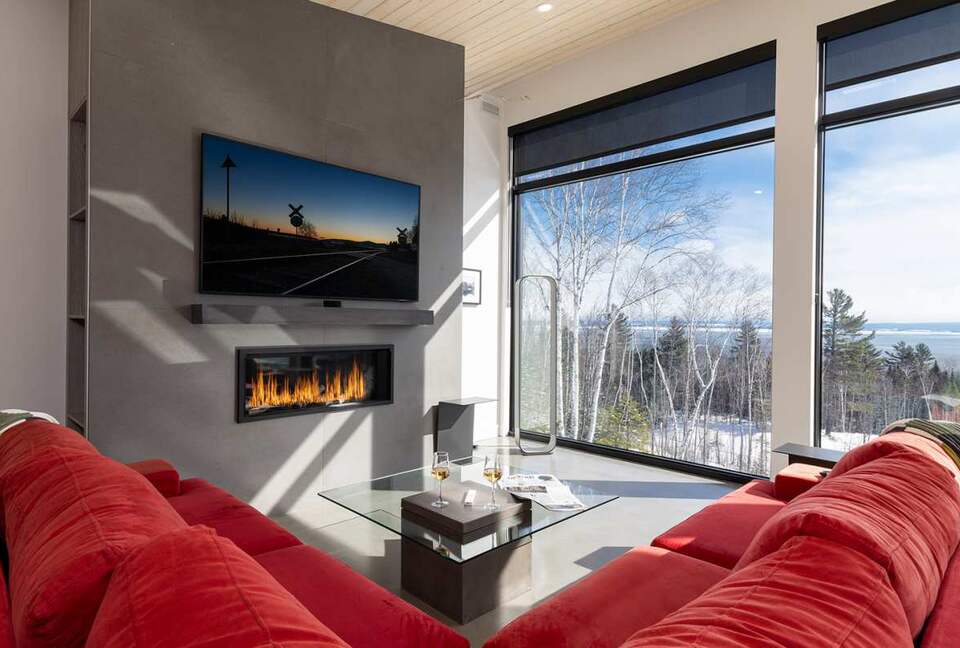 Elegant Riverfront Escape with Panoramic St. Lawrence Views - Les Éboulements, Canada