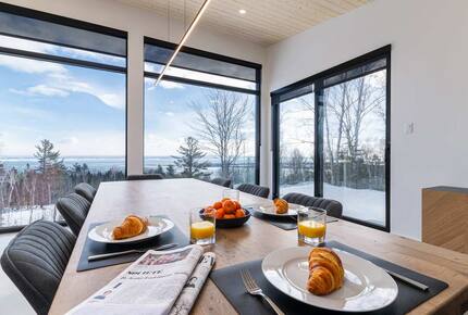 Elegant Riverfront Escape with Panoramic St. Lawrence Views - Les Éboulements, Canada