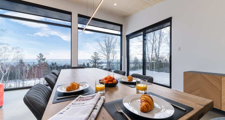 Elegant Riverfront Escape with Panoramic St. Lawrence Views - Les Éboulements, Canada
