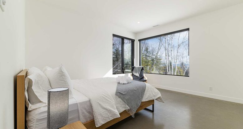 Elegant Riverfront Escape with Panoramic St. Lawrence Views - Les Éboulements, Canada