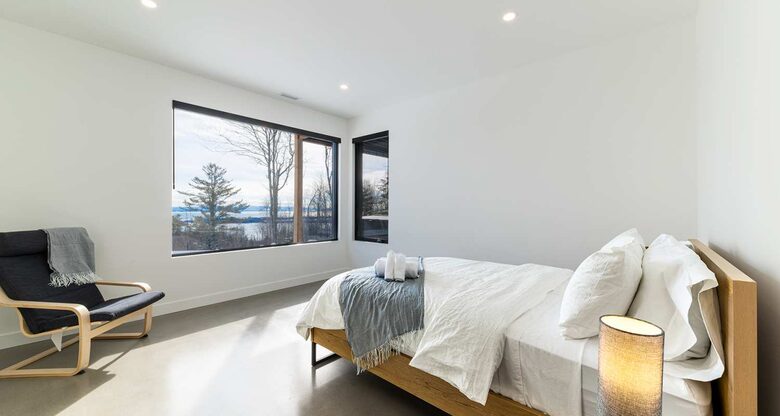 Elegant Riverfront Escape with Panoramic St. Lawrence Views - Les Éboulements, Canada