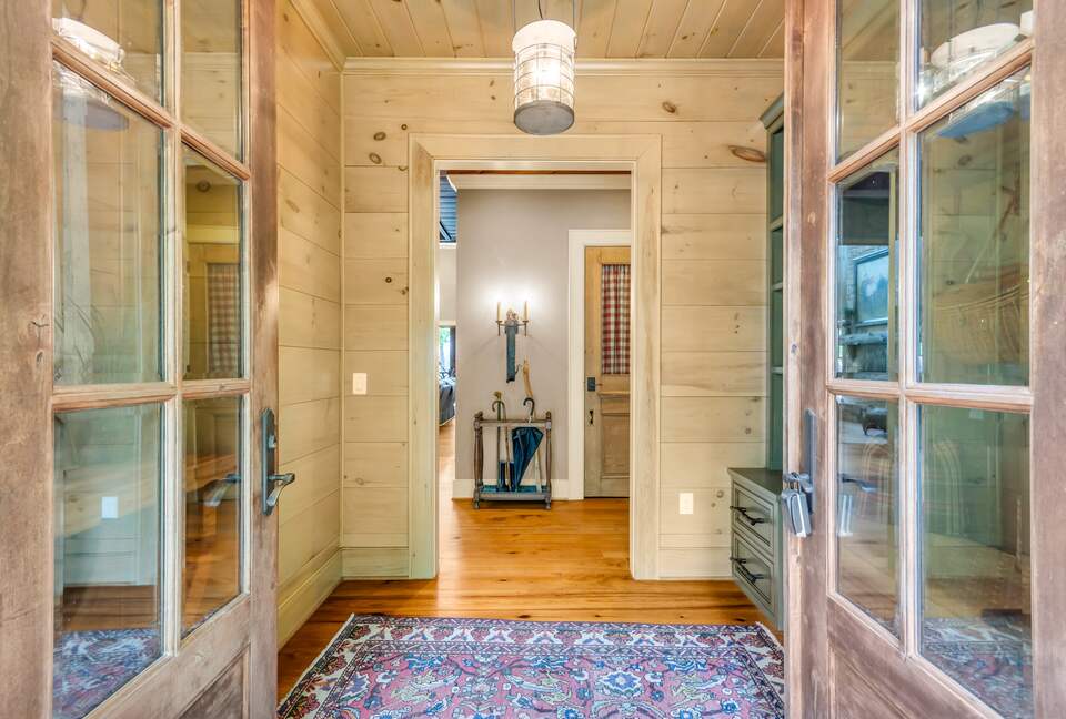 Rustic Retreat on Lake Keowee - Salem, South Carolina