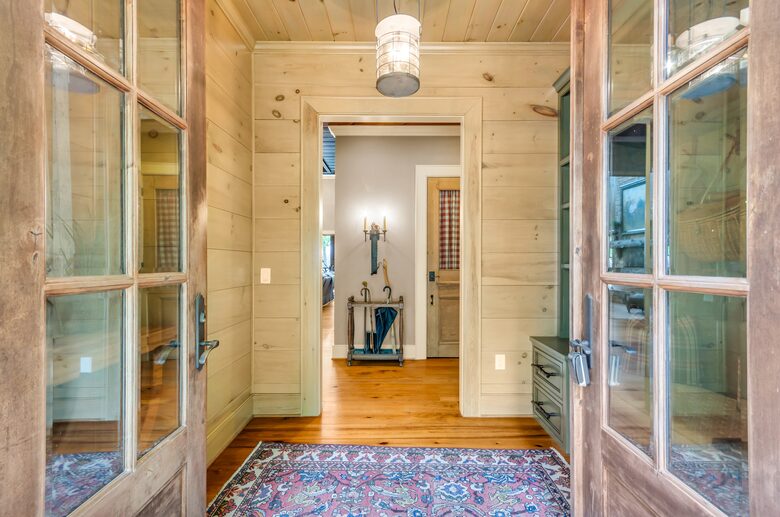 Rustic Retreat on Lake Keowee - Salem, South Carolina