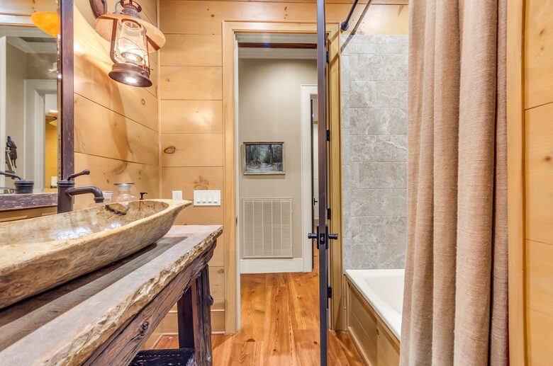 Rustic Retreat on Lake Keowee - Salem, South Carolina