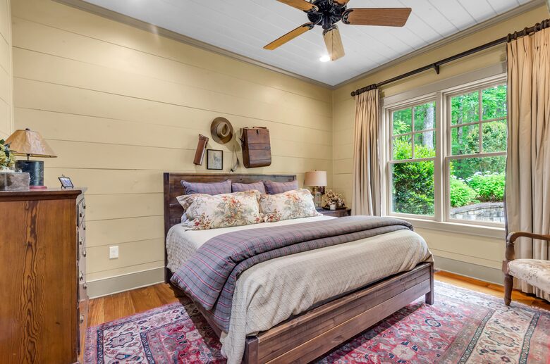 Rustic Retreat on Lake Keowee - Salem, South Carolina