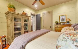Rustic Retreat on Lake Keowee - Salem, South Carolina