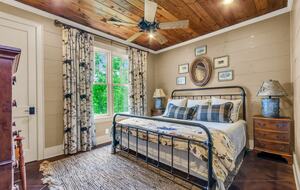 Rustic Retreat on Lake Keowee - Salem, South Carolina