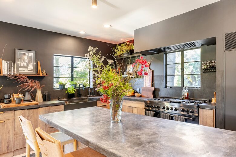 Elevated Living Amidst Nature’s Calm - Topanga, California