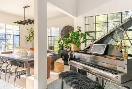 Elevated Living Amidst Nature’s Calm - Topanga, California