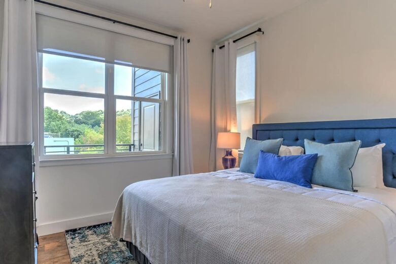 2nd Bedroom w/ King Bed and Full Bath