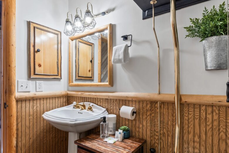 Elegant Mountain Lodge on Big Bear’s North Shore - Fawnskin, California