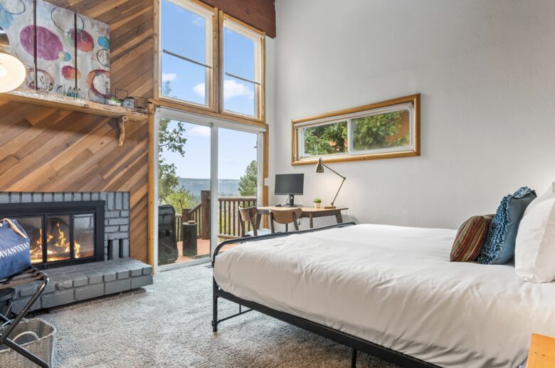Elegant Mountain Lodge on Big Bear’s North Shore - Fawnskin, California