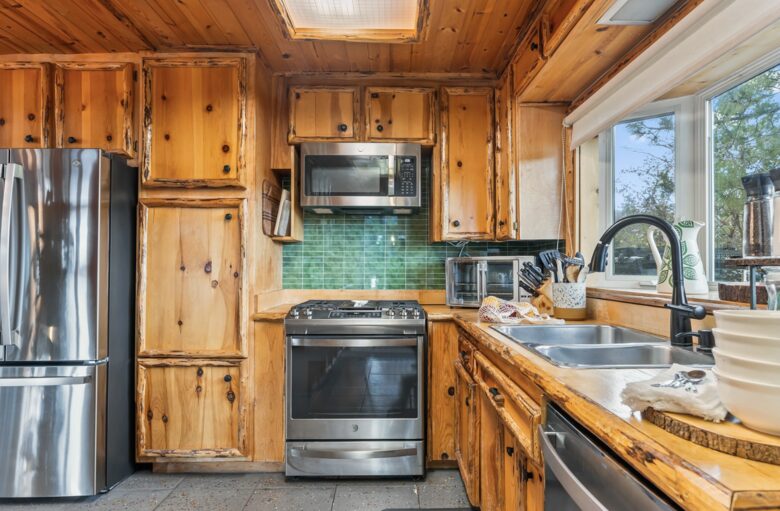 Elegant Mountain Lodge on Big Bear’s North Shore - Fawnskin, California