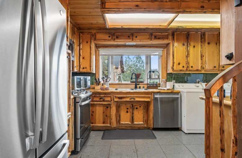 Elegant Mountain Lodge on Big Bear’s North Shore - Fawnskin, California