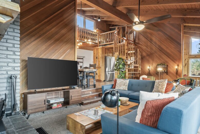 Elegant Mountain Lodge on Big Bear’s North Shore - Fawnskin, California