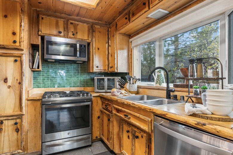 Elegant Mountain Lodge on Big Bear’s North Shore - Fawnskin, California