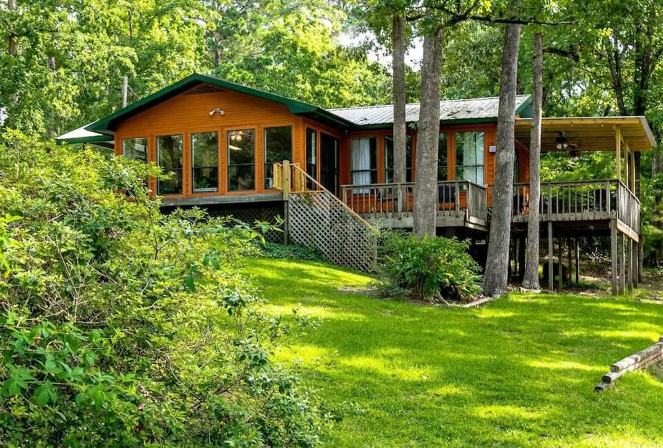 Charming Lakefront Getaway with Expansive Lake Views - Many, Louisiana