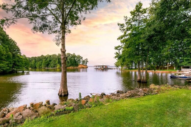 Charming Lakefront Getaway with Expansive Lake Views - Many, Louisiana
