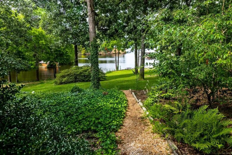 Charming Lakefront Getaway with Expansive Lake Views - Many, Louisiana
