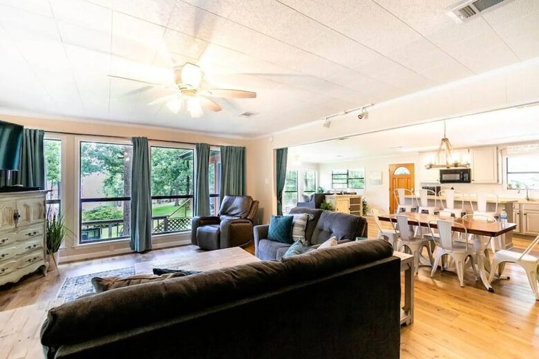 Charming Lakefront Getaway with Expansive Lake Views - Many, Louisiana