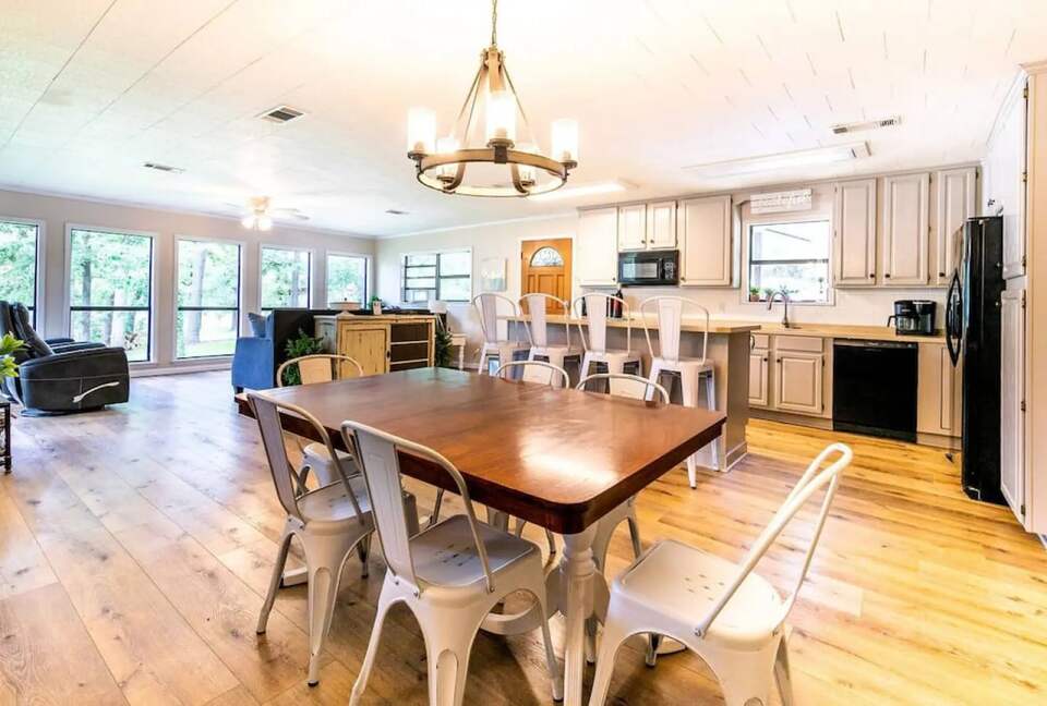 Charming Lakefront Getaway with Expansive Lake Views - Many, Louisiana