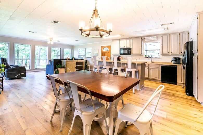 Charming Lakefront Getaway with Expansive Lake Views - Many, Louisiana