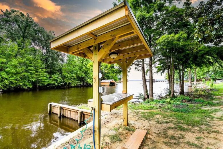 Charming Lakefront Getaway with Expansive Lake Views - Many, Louisiana