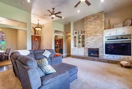 Sierra Serenity | Mountain Views and Modern Comfort - Oakhurst, California