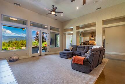 Sierra Serenity | Mountain Views and Modern Comfort - Oakhurst, California