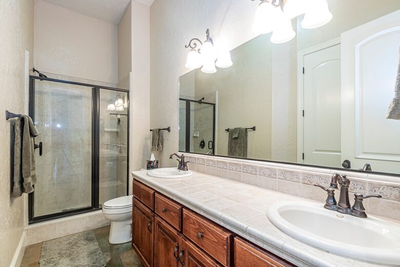 Sierra Serenity | Mountain Views and Modern Comfort - Oakhurst, California