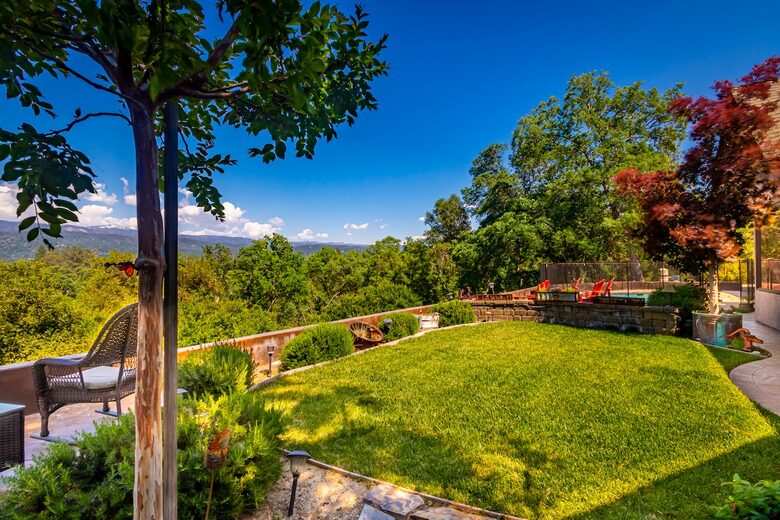 Sierra Serenity | Mountain Views and Modern Comfort - Oakhurst, California