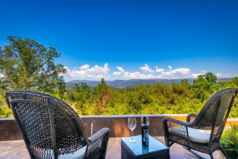 Sierra Serenity | Mountain Views and Modern Comfort - Oakhurst, California