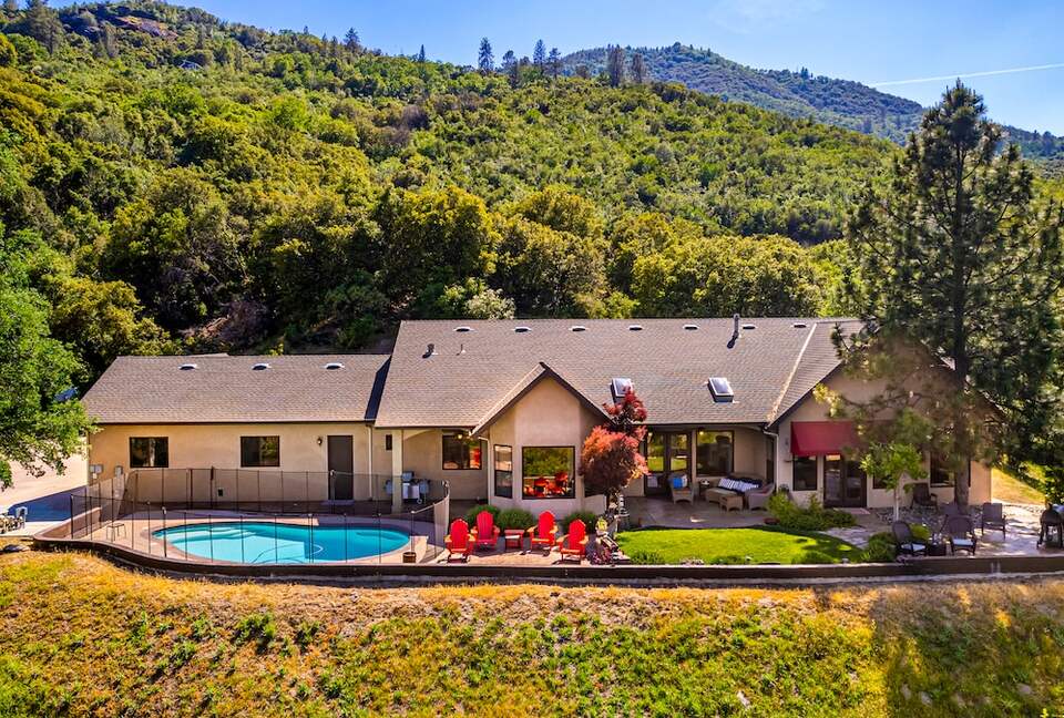 Sierra Serenity | Mountain Views and Modern Comfort - Oakhurst, California