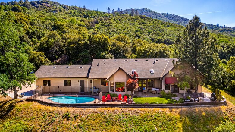 Sierra Serenity | Mountain Views and Modern Comfort - Oakhurst, California