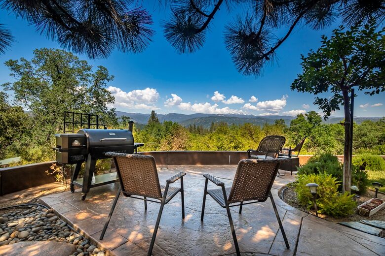 Sierra Serenity | Mountain Views and Modern Comfort - Oakhurst, California