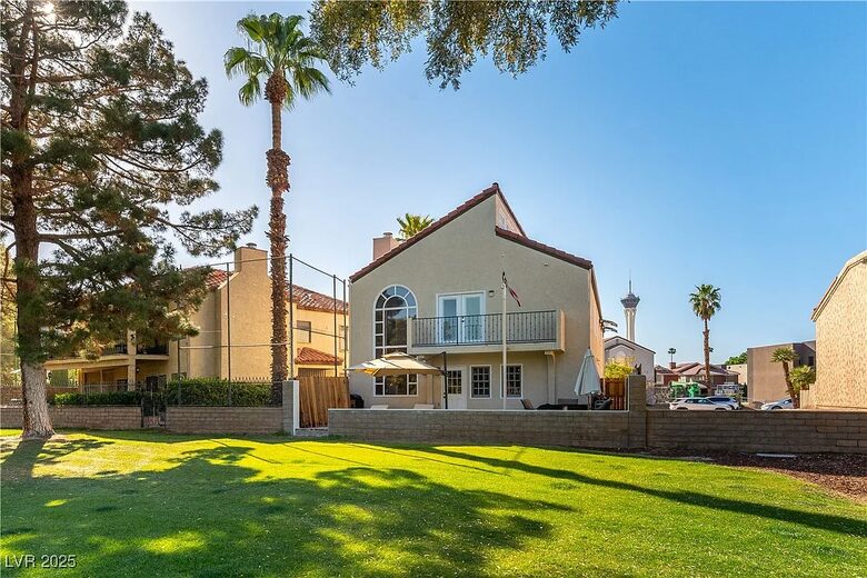 Elegant Country Club Escape with Views of the Strip - Las Vegas, Nevada