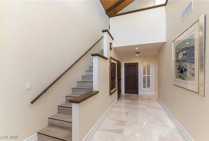 Elegant Country Club Escape with Views of the Strip - Las Vegas, Nevada