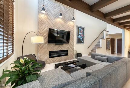 Elegant Country Club Escape with Views of the Strip - Las Vegas, Nevada