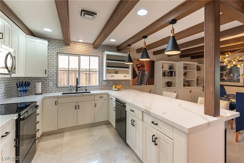 Elegant Country Club Escape with Views of the Strip - Las Vegas, Nevada