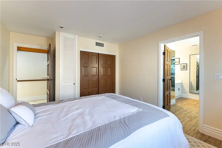 Elegant Country Club Escape with Views of the Strip - Las Vegas, Nevada