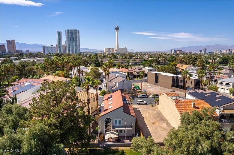 Elegant Country Club Escape with Views of the Strip - Las Vegas, Nevada