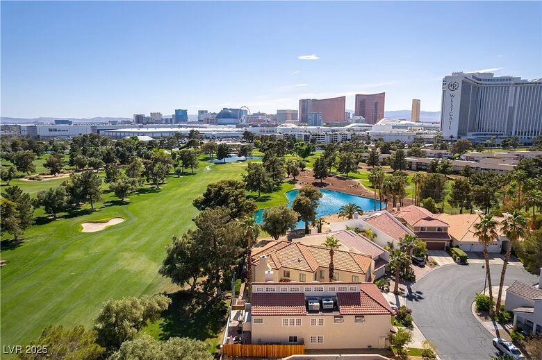 Elegant Country Club Escape with Views of the Strip - Las Vegas, Nevada