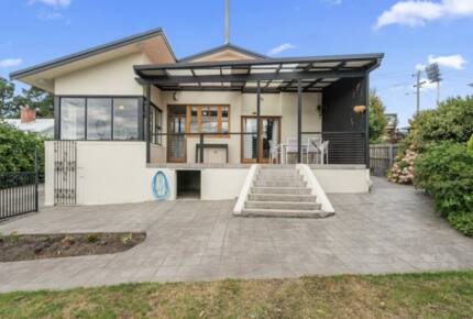 Spacious Bellerive Retreat – Walk to Beach, Cafés & Ferry - Hobart, Australia