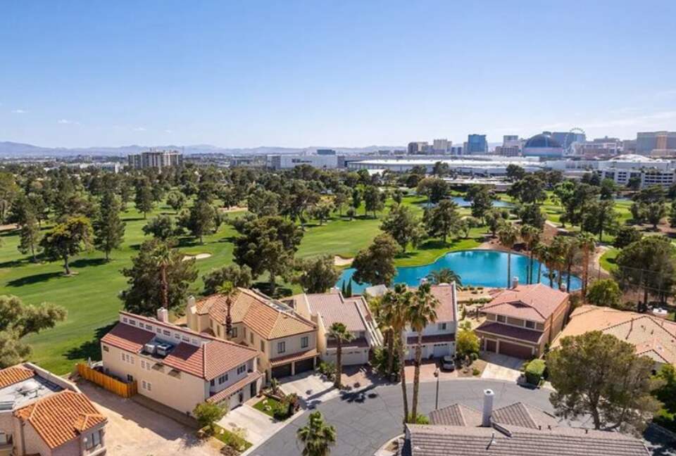 Elegant Country Club Escape with Views of the Strip - Las Vegas, Nevada
