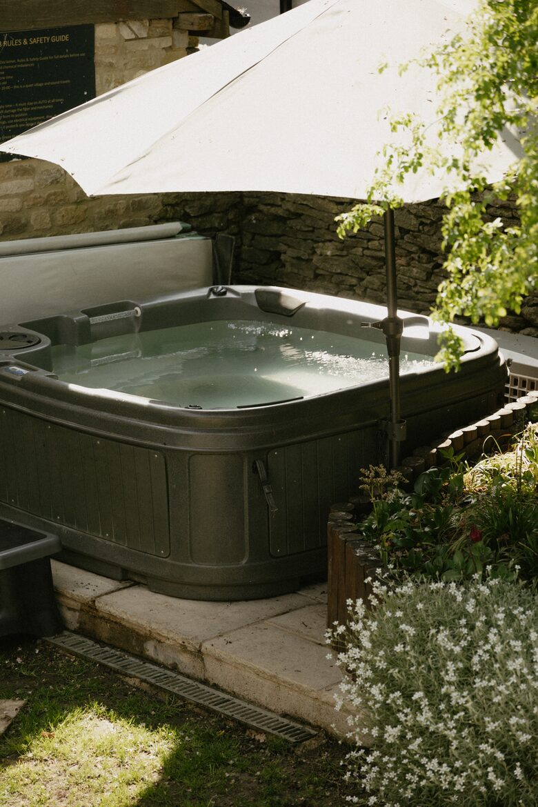 Cotswolds Country Retreat with hot tub - Langford, United Kingdom