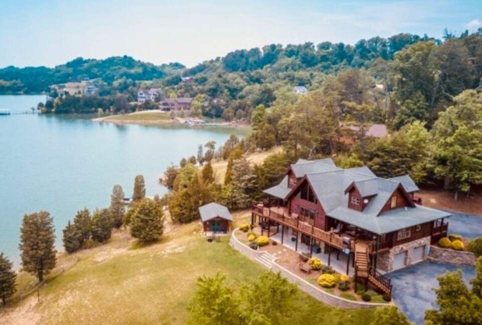 Mountain-View Lodge with Private Lake Access near Pigeon Forge - Sevierville, Tennessee