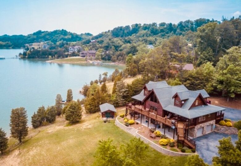 Mountain-View Lodge with Private Lake Access near Pigeon Forge - Sevierville, Tennessee